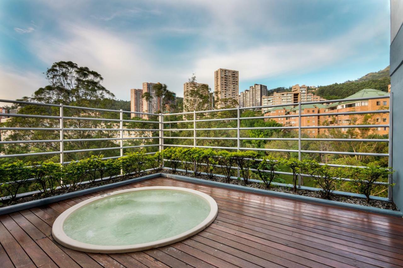 Cyan Suites Poblado By Mde Bnb Medellín Esterno foto